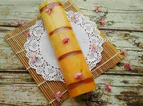 待不烫手时，把蛋糕移到干净的油纸上。抹上一层巧克力酱，借助擀面杖轻轻卷起放冰箱冷藏半个小时以上定型