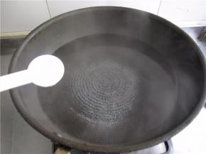 锅中水加热，放入少许盐。