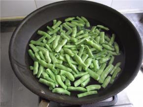 将四季豆放入焯制。