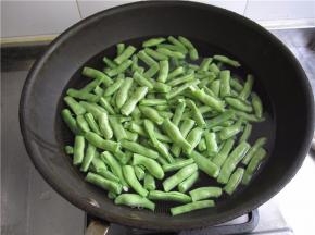 将四季豆放入焯制。
