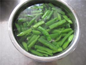 捞出后用凉水浸泡一下。