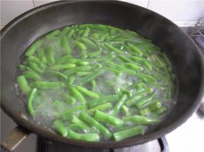 焯制七、八分熟。