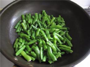 倒入四季豆翻炒均匀。
