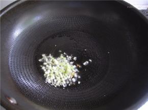 锅中油三分热后放入葱花爆香。