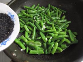 将黑芝麻倒入。