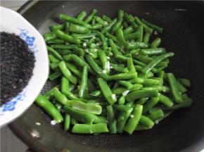 将黑芝麻倒入。
