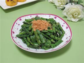 上面放入少许肉松，鲜香的炒四季豆就可上桌啦。