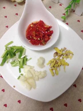 把姜切碎，蒜略拍，葱切段备用