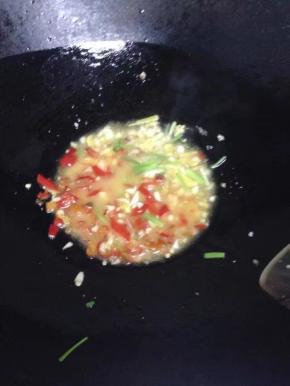 锅里倒入油，把蒜、姜、葱、炒香，加入剁椒，白糖炒均匀