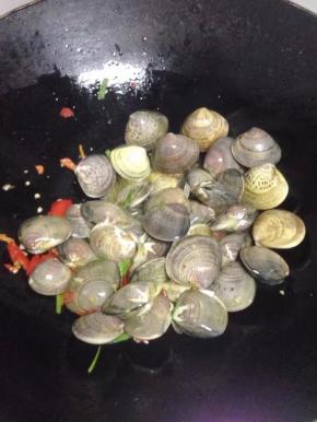 加入蛤蜊大火炒均匀