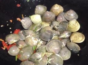 加入蛤蜊大火炒均匀