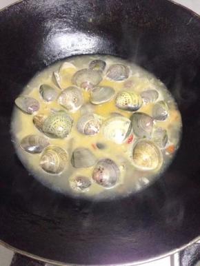 放入盐，酱油继续大火收汁。