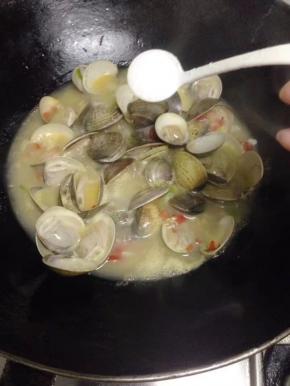 加入适量的水，大火煮。