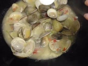 加入适量的水，大火煮。