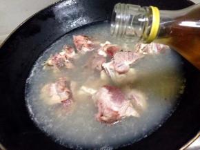 把脊骨倒入锅里焯水，加少许料酒去腥
