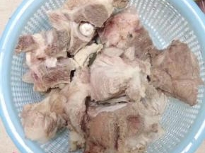 捞出冲洗干净，沥干水备用。