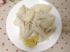 莲藕去皮，切块备用。姜拍扁