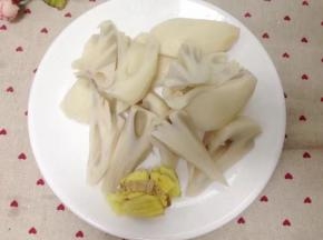 莲藕去皮，切块备用。姜拍扁