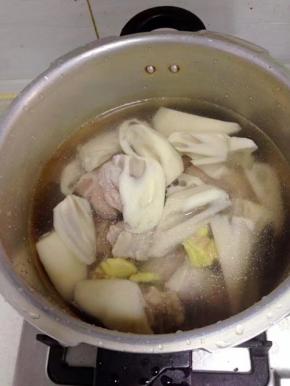 把脊骨，莲藕，姜一起倒入高压锅里。