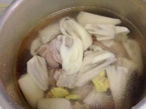 把脊骨，莲藕，姜一起倒入高压锅里。