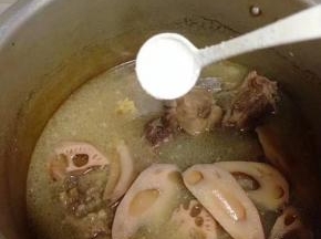 加入适量的盐调味即可。