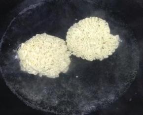 锅里加适量的水，把面放去煮开。