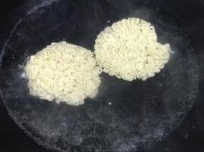 锅里加适量的水，把面放去煮开。