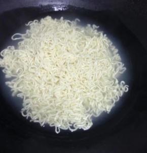 等煮开后用筷子把面弄撒，然后捞出备用。
