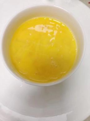 鸡蛋打碗里，放少许盐搅拌均匀