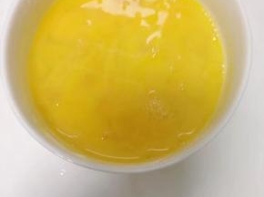 鸡蛋打碗里，放少许盐搅拌均匀