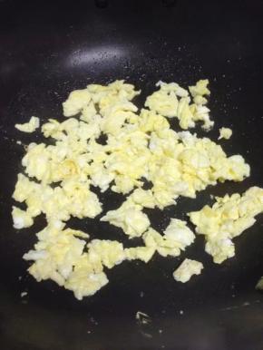 锅里倒入油，把鸡蛋加入翻炒也小块。盛出备用