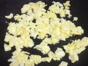 锅里倒入油，把鸡蛋加入翻炒也小块。盛出备用