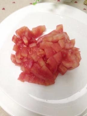 番茄去皮，切小块