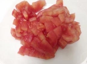番茄去皮，切小块