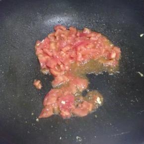 加入切好的番茄，加少许盐翻炒