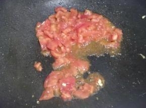 加入切好的番茄，加少许盐翻炒