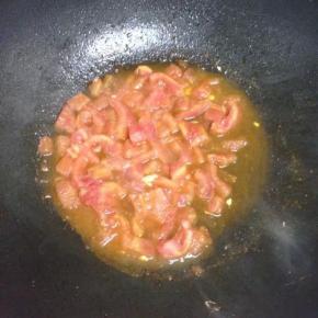 加入适量的水煮出浓汁