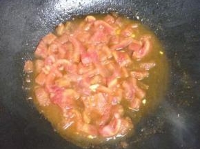 加入适量的水煮出浓汁