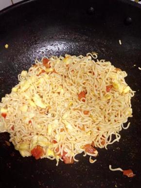 加入鸡蛋，生抽一起翻炒均匀即可出锅