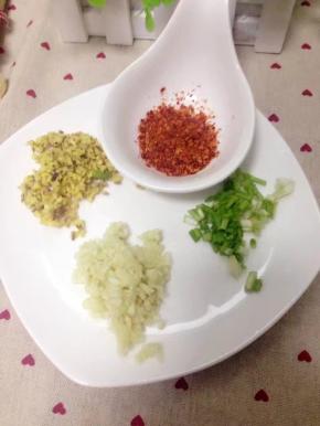 把姜蒜洗净剁成末，葱洗净切小段。