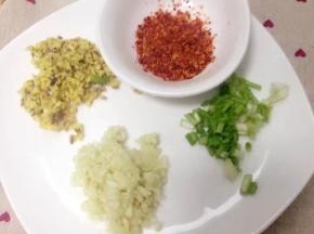 把姜蒜洗净剁成末，葱洗净切小段。