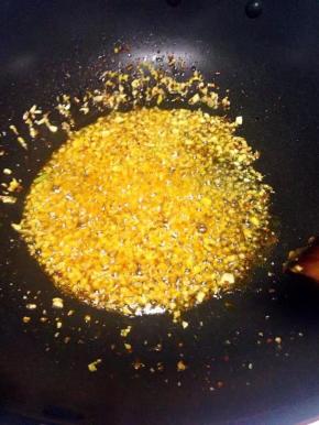 锅里倒入油，把姜末蒜末椒辣粉一同倒入爆香，加少许生抽和盐。