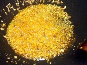 锅里倒入油，把姜末蒜末椒辣粉一同倒入爆香，加少许生抽和盐。