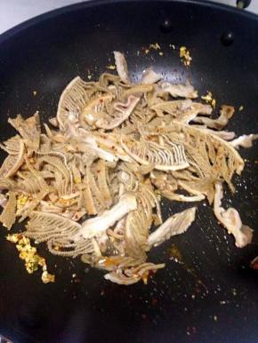 加入切好的牛百叶与猪肚拌均匀