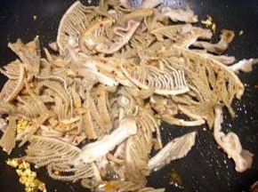 加入切好的牛百叶与猪肚拌均匀