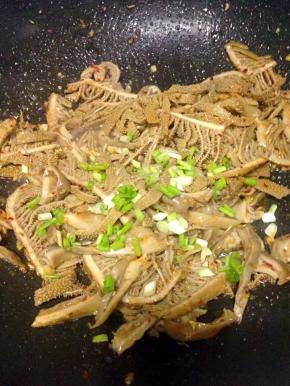 最后撒上切好的小葱段，即可出锅。