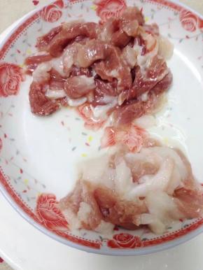 先把猪肉洗净切好备用。