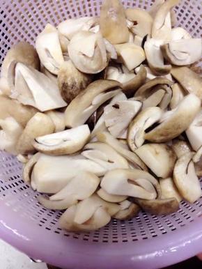 草菇洗净切好备用。