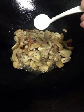 最后调入适量的盐即可出锅。