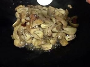 最后调入适量的盐即可出锅。